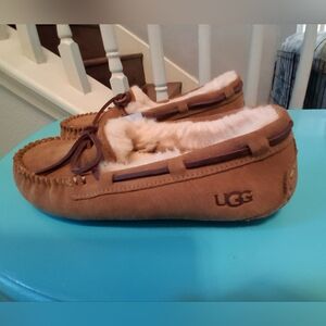 NWT. UGG Women's Moccasin Slippers - Chestnut Suede